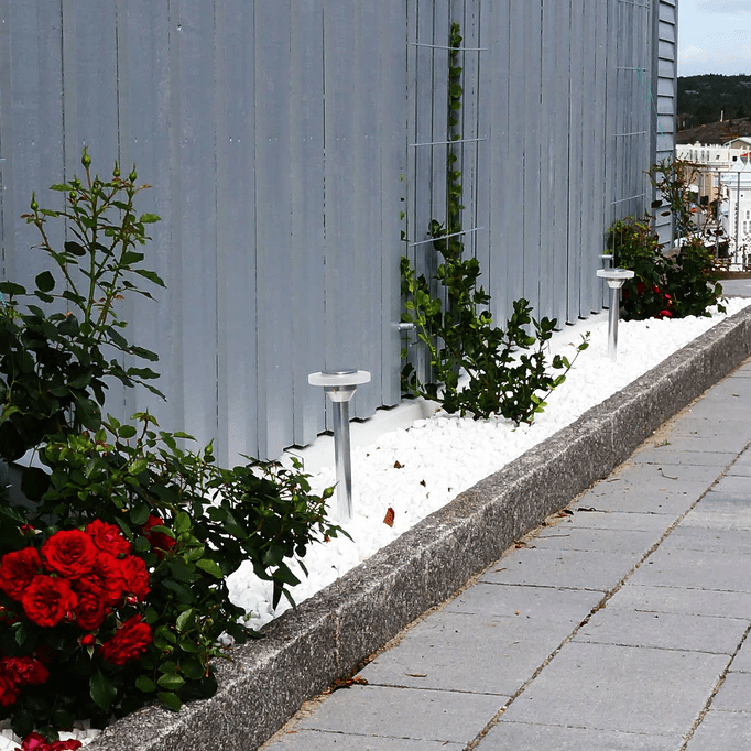 Ellips Plata De Lightson - En stilren l&auml;gre pollare som passar om du vill skapa ledljus l&auml;ngs en g&aring;ng eller stig.