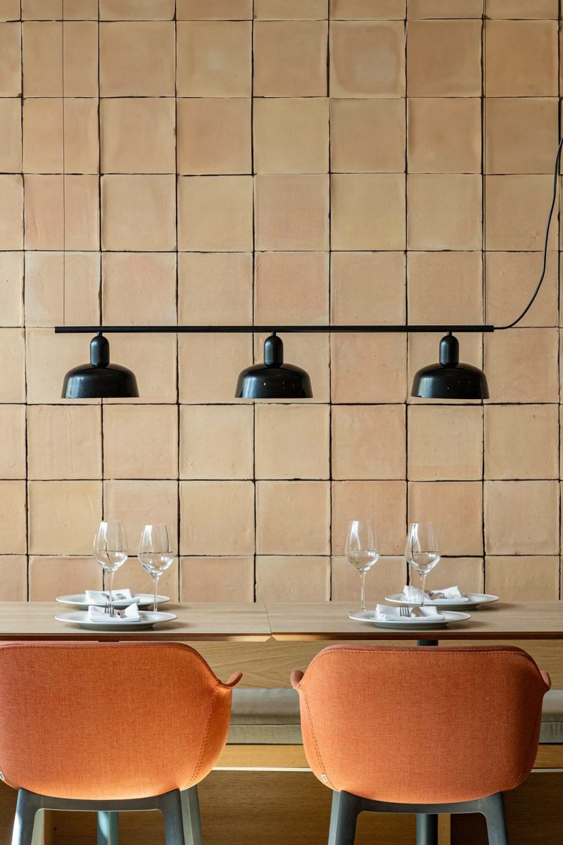 Tatawin 100cm Negro Lámpas de techo De Faro Barcelona - La forma de la pantalla se inspira en los tejados de las casas tradicionales de Tataouine, un pueblo del sureste de T&uacute;nez.