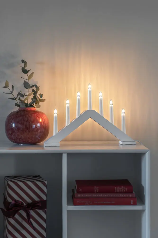 Candelabra 7 Lights Blanco De Konstsmide - Dale a tu hogar un ambiente navide&ntilde;o atemporal y con estilo con este elegante candelabro de Adviento fabricado en madera lacada en blanco.
