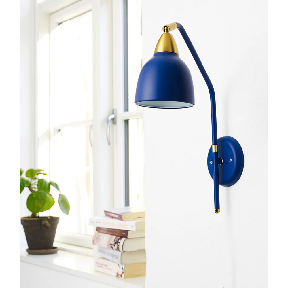 Urban 40cm Azul lámpara de pared De Superliving - Los elegantes detalles de perla y el acabado azul oscuro mate crean una apariencia sofisticada que es perfecta para el dormitorio, la sala de estar o el rinc&oacute;n de lectura.