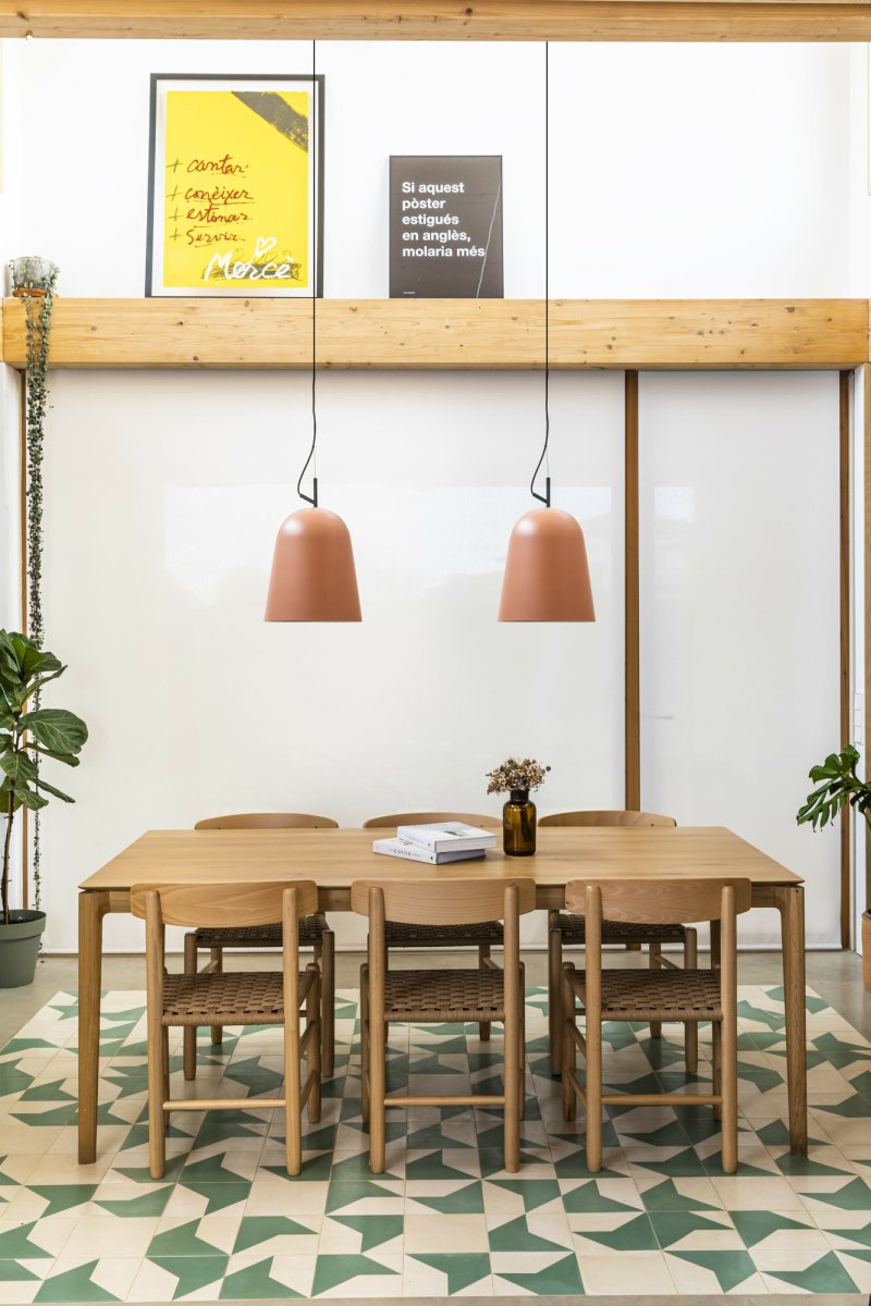 Studio Ø30 Rosa Lámpas de techo De Faro Barcelona - Studio es una elegante l&aacute;mpara colgante rosa dise&ntilde;ada por Nahtrang, inspirada en las l&iacute;neas cl&aacute;sicas de los a&ntilde;os 50: una est&eacute;tica atemporal con un moderno look vintage.