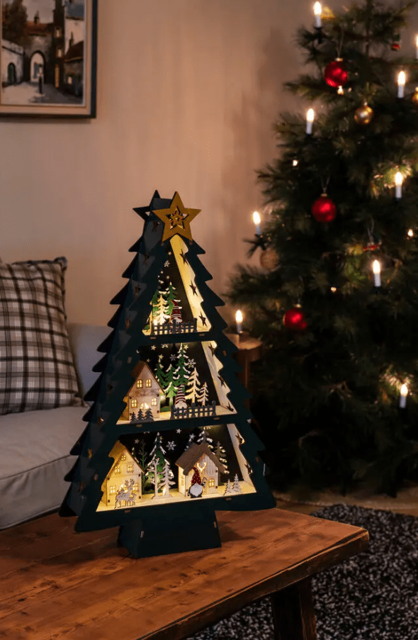 Silueta Árbol De Navidad Verde De Konstsmide - Hermosa decoraci&oacute;n en forma de &aacute;rbol de navidad realizada &iacute;ntegramente en madera.