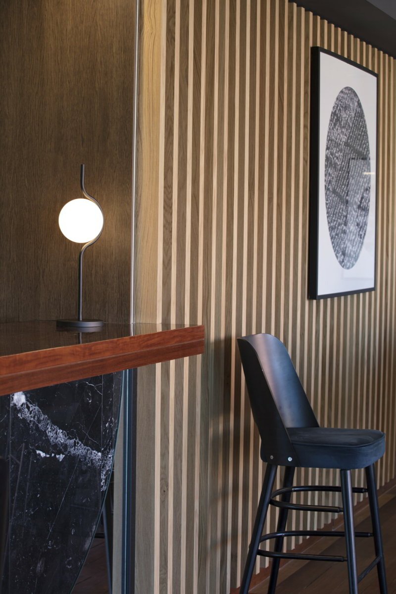 Le Vita 58cm Negro lámpara de mesa De Faro Barcelona - Esta l&aacute;mpara de mesa combina una pantalla redonda de vidrio con una fina y elegante estructura met&aacute;lica para una apariencia ligera y moderna.