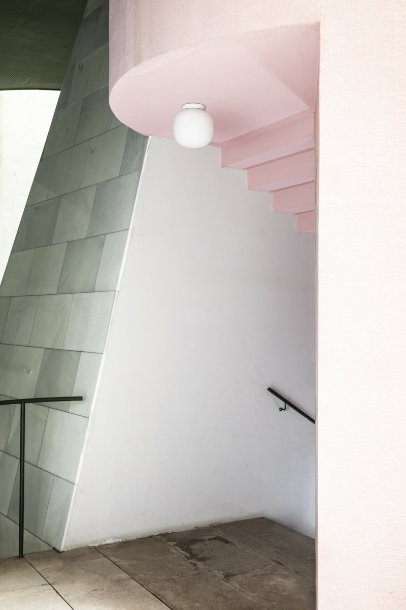 Amelia Ø22 Blanco lámpara de baño De Faro Barcelona - El difusor redondeado garantiza una distribuci&oacute;n generosa de la luz sin deslumbramientos, lo que la convierte en la l&aacute;mpara ideal para la iluminaci&oacute;n general en espacios comunes y comunes.