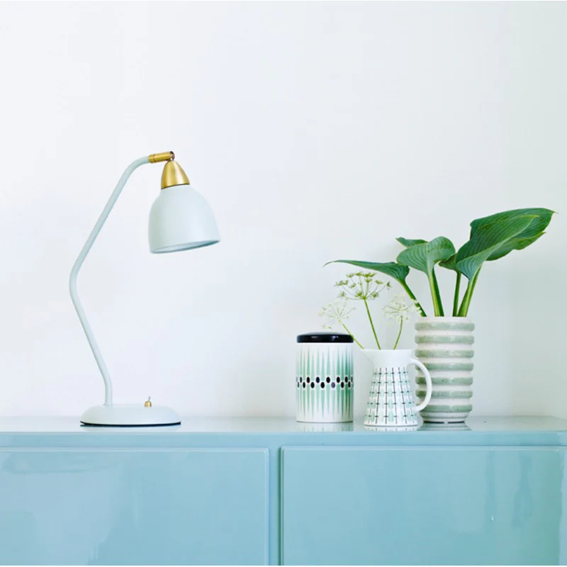 Urban 45cm Verde claro lámpara de escritorio De Superliving - Dale vida a tu espacio de trabajo con la lámpara de escritorio Urban en un elegante verde claro mate con detalles de latón.