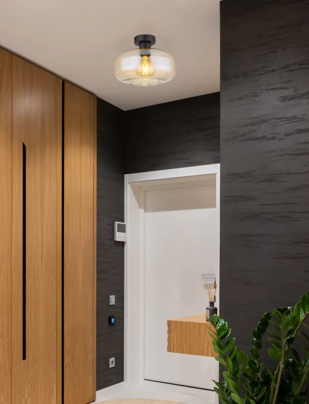 Giuseppe Ø28 Ámbar plafón De Globo Lighting - Lampan &auml;r tillverkad av mattsvart metall och &auml;r smyckad med en vackert formad glaskupa i amberf&auml;rgat glas.