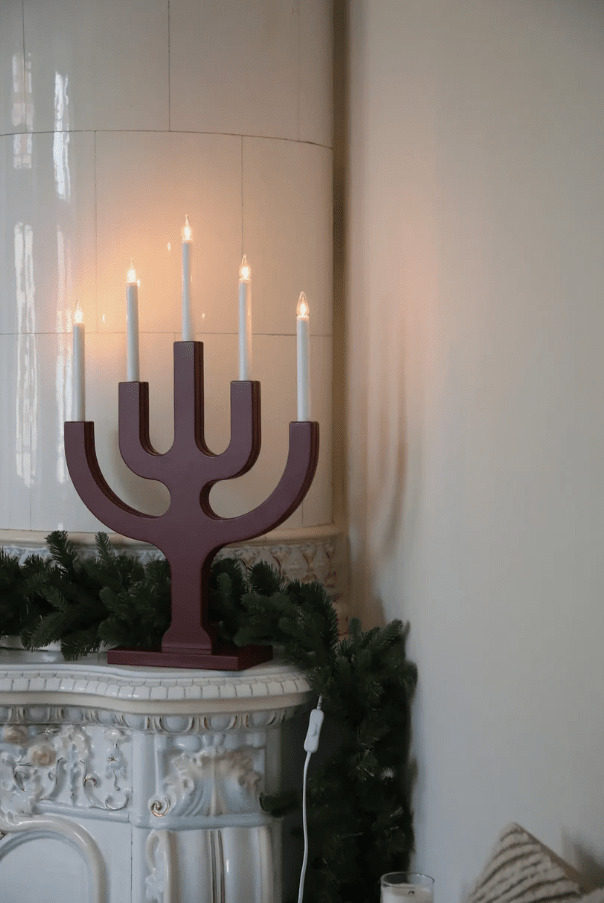 Sapin 5L ROJO De Markslöjd - El portavelas de Adviento &laquo;Sapin&raquo;, de cinco brazos y fabricado en madera de secuoya, es un cl&aacute;sico que no pasar&aacute; desapercibido.