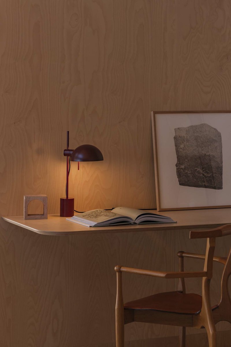 Matilda 43cm borgoña lámpara de escritorio De Faro Barcelona - Su pantalla giratoria y altura ajustable ofrecen una iluminaci&oacute;n vers&aacute;til, perfecta para un escritorio, una mesita de noche o un rinc&oacute;n.