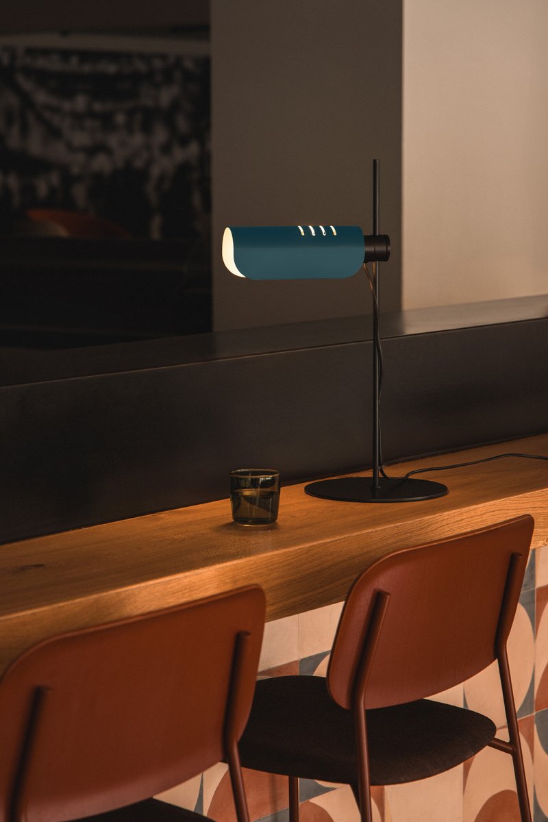 Martinica 53cm Azul lámpara de escritorio De Faro Barcelona - Martinica es una lámpara de mesa de estilo retro con un toque moderno.