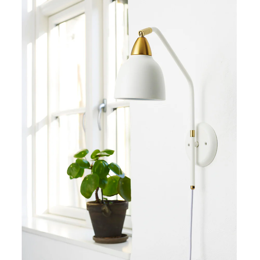 Urban 40cm Blanco lámpara de pared De Superliving - Los elegantes detalles de lat&oacute;n y el acabado blanco mate crean una apariencia sofisticada que se adapta perfectamente al dormitorio, la sala de estar o el rinc&oacute;n de lectura.