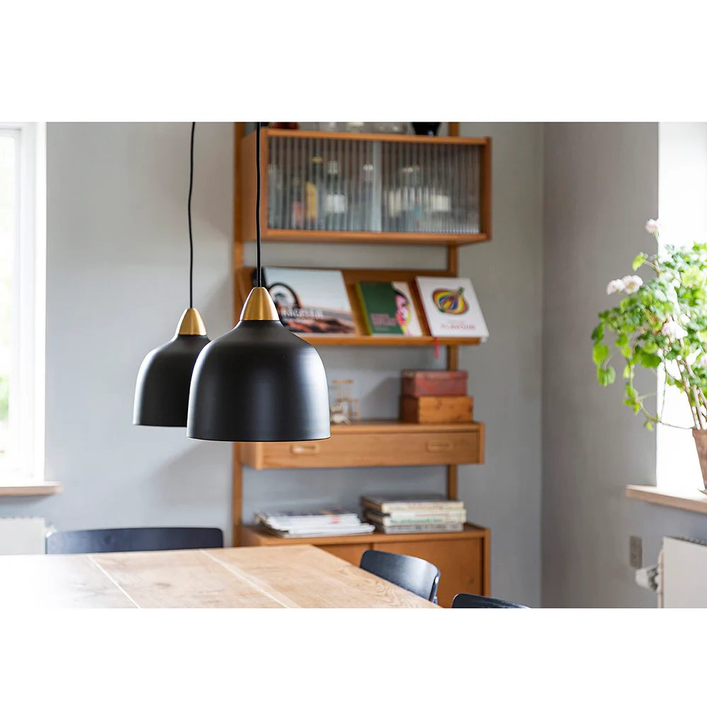 Urban Ø24 Negro Lámpas de techo De Superliving - Con su forma &uacute;nica y materiales de alta calidad, Urban no es solo una soluci&oacute;n de iluminaci&oacute;n: se convertir&aacute; en un &iacute;cono del dise&ntilde;o en su interior.