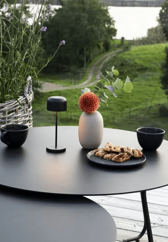 Lille 20cm Negro portátil De Konstsmide - La lámpara está equipada con un regulador táctil para que puedas ajustar el brillo y la temperatura del color desde luz amarilla cálida hasta luz blanca cálida.