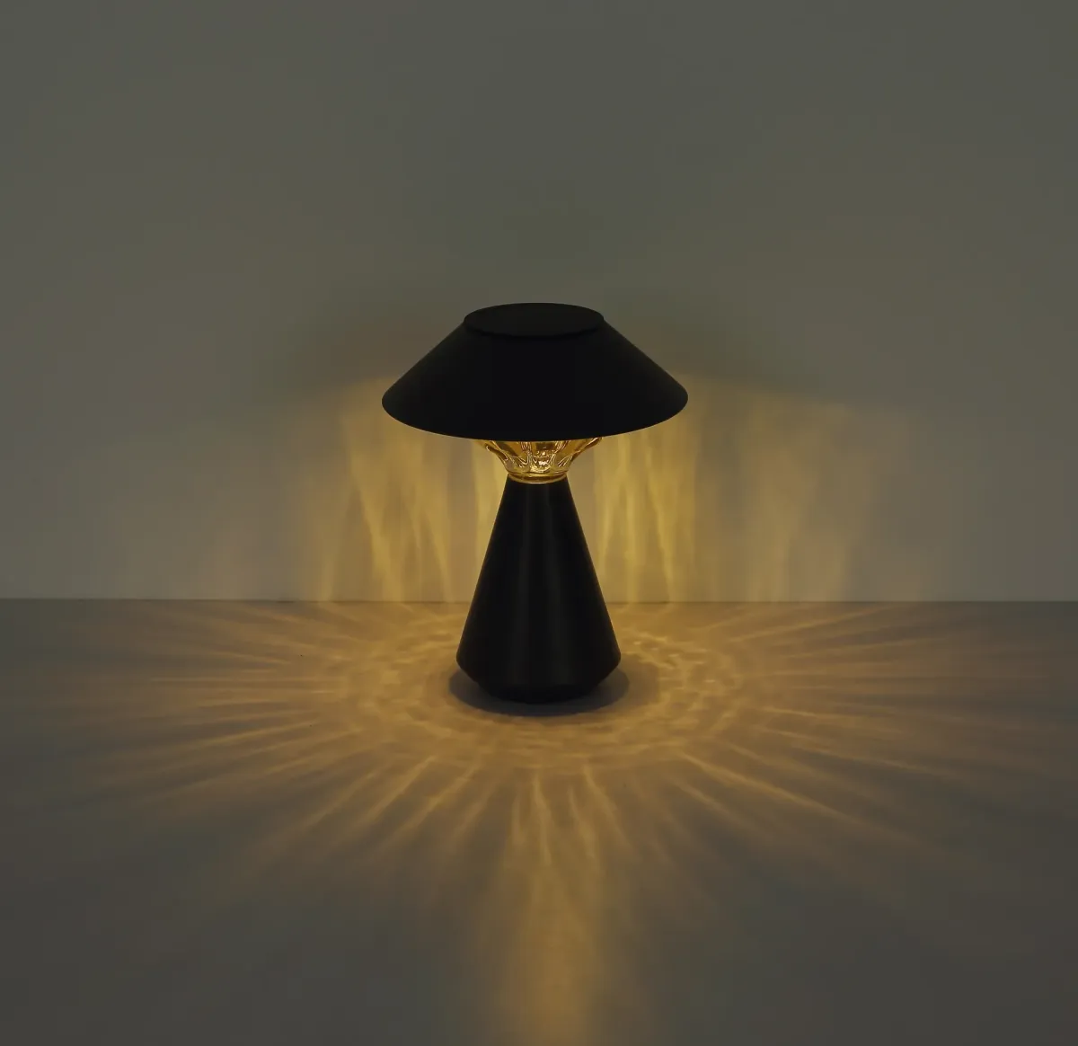 Cup LED Antracita lámpara solar De Globo Lighting - Den diskreta designen sm&auml;lter in i alla milj&ouml;er och med IP44-klassning &auml;r den t&aring;lig mot v&auml;der och vind.