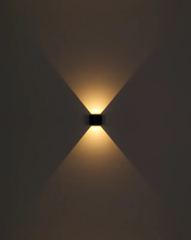 Veronika Negro lámpara de exterior De Globo Lighting - Med sin halvcirkelformade design i matt svart pressgjuten&nbsp;aluminium ger den ett elegant intryck samtidigt som den &auml;r v&auml;dert&aring;lig.