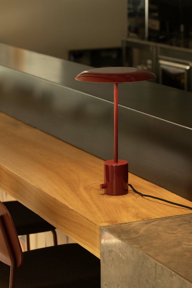Hoshi 40cm borgoña lámpara de mesa De Faro Barcelona - Hoshi es una l&aacute;mpara de dise&ntilde;o con una silueta elegante, una base robusta y un LED integrado (12 W, 2700 K) que emite una luz c&aacute;lida y agradable.