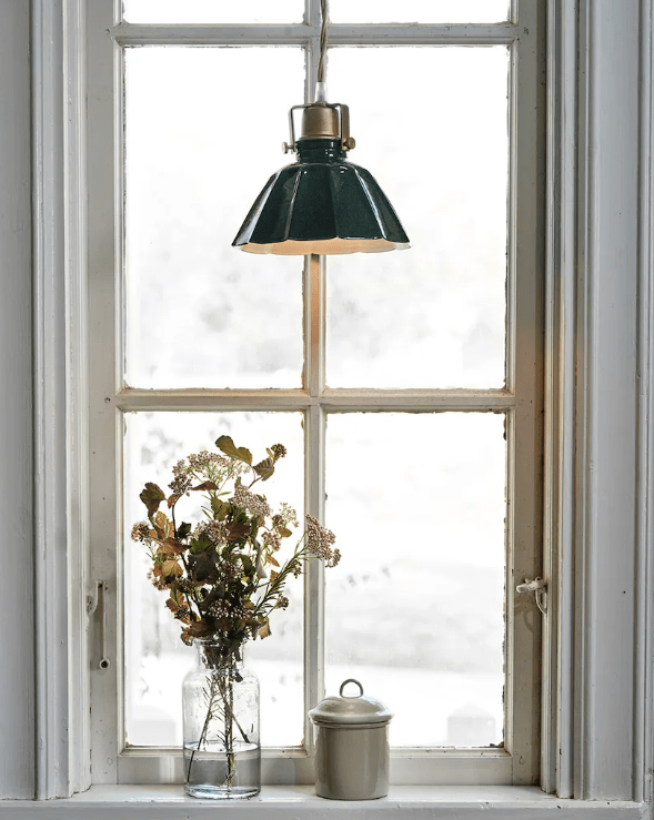 Margareta Ø18 Verde lámpara de ventana De Strömshaga - Preciosa l&aacute;mpara de techo peque&ntilde;a con pantalla de chapa de color verde oscuro y base de lat&oacute;n antiguo.