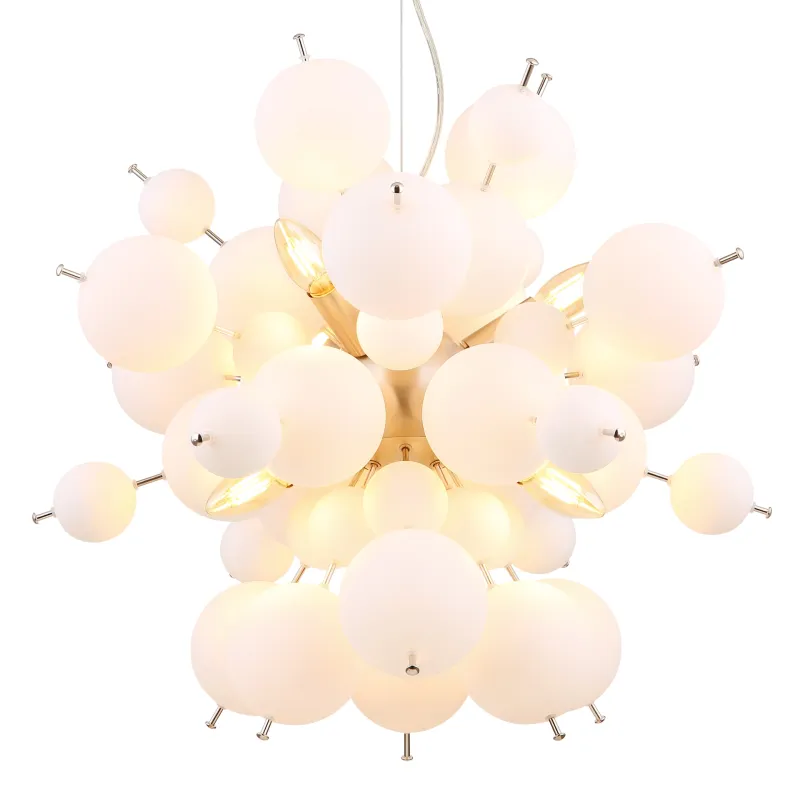 Udo Ø55 Blanco Lámpas de techo De Globo Lighting - Dess unika design imponerar med en rund form d&auml;r eleganta metallst&auml;nger sammanl&auml;nkas med dekorativa kulor i olika storlekar.