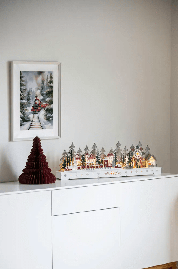 Aldea Navideña LED 25cm Multicolor De Konstsmide - La iluminaci&oacute;n LED integrada brilla maravillosamente en blanco c&aacute;lido y crea un ambiente acogedor en el hogar.