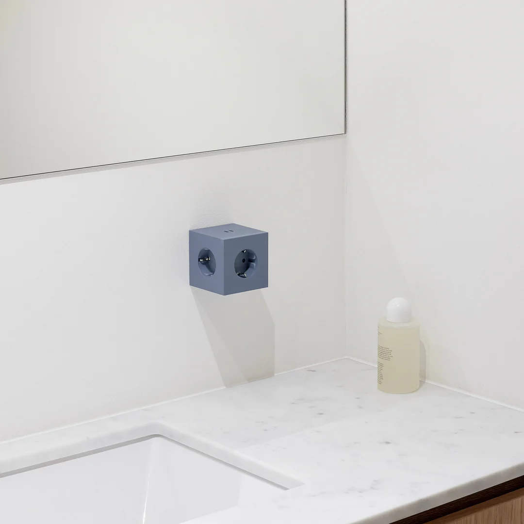Square 2 Socket extender with 30W Dual USBC Azul De Avolt - Extensi&oacute;n de enchufe de Avolt con un dise&ntilde;o elegante, un cubo de pl&aacute;stico reciclado y una placa magn&eacute;tica en la parte inferior para colgar en la pared.