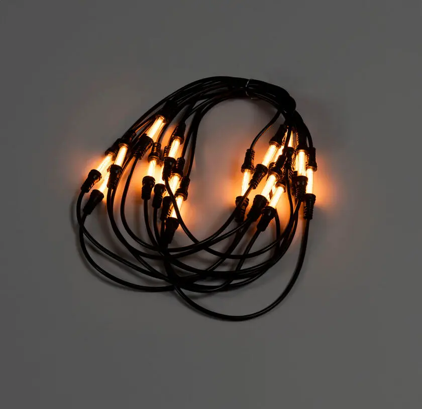 Iluminación Para Asta De Bandera amber 6m Negro De Konstsmide - Bucle para asta de bandera con 5 bucles y 20 luces LED alargadas de color ámbar que emiten una luz cálida y agradable.