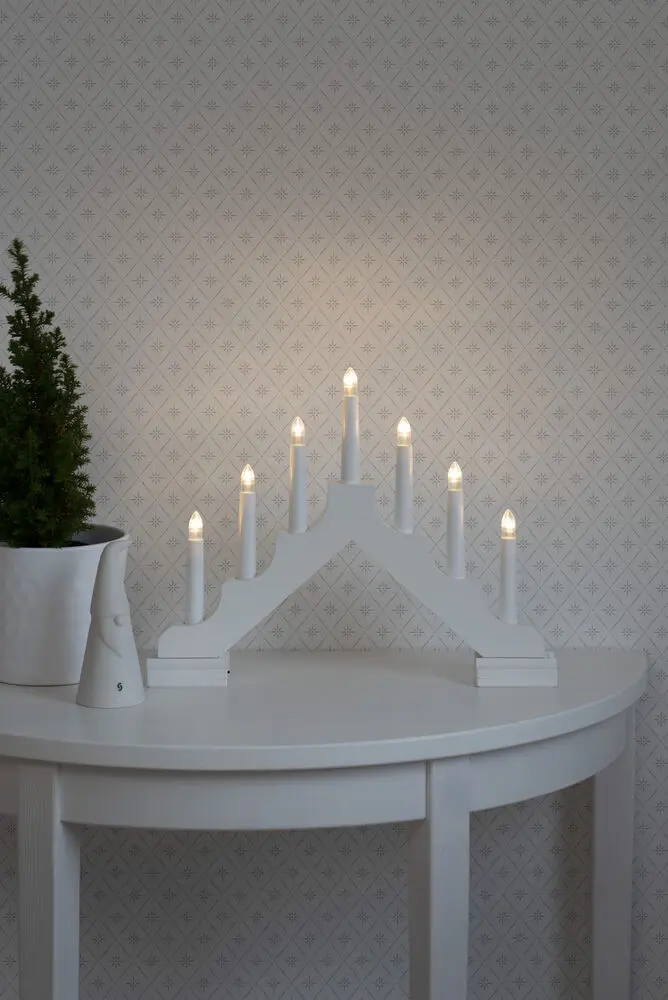 Candelabra 7 Lights Blanco De Konstsmide - Garantice una Navidad llena de ambiente con este candelabro de Adviento que funciona con pilas y est&aacute; fabricado en madera lacada en blanco.
