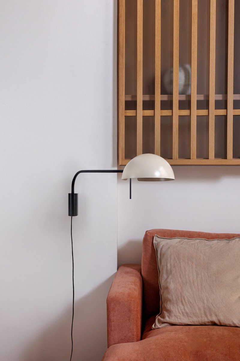 Dominica 88cm Beige lámpara de pared De Faro Barcelona - Dominica es una l&aacute;mpara de pared beige dise&ntilde;ada por Faro Lab, inspirada en la est&eacute;tica de Chicago de los a&ntilde;os 1900 y 1940.