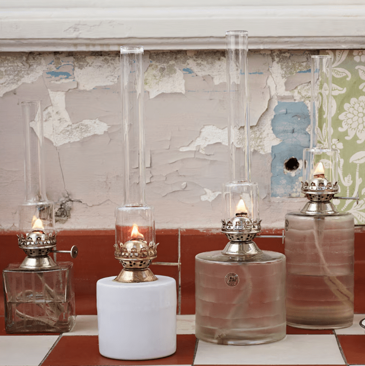 Kerosene Lamp Straight Big Blanco De Strömshaga - L&aacute;mpara de queroseno de l&iacute;neas rectas fabricada en pl&aacute;stico blanco con detalles en lat&oacute;n.