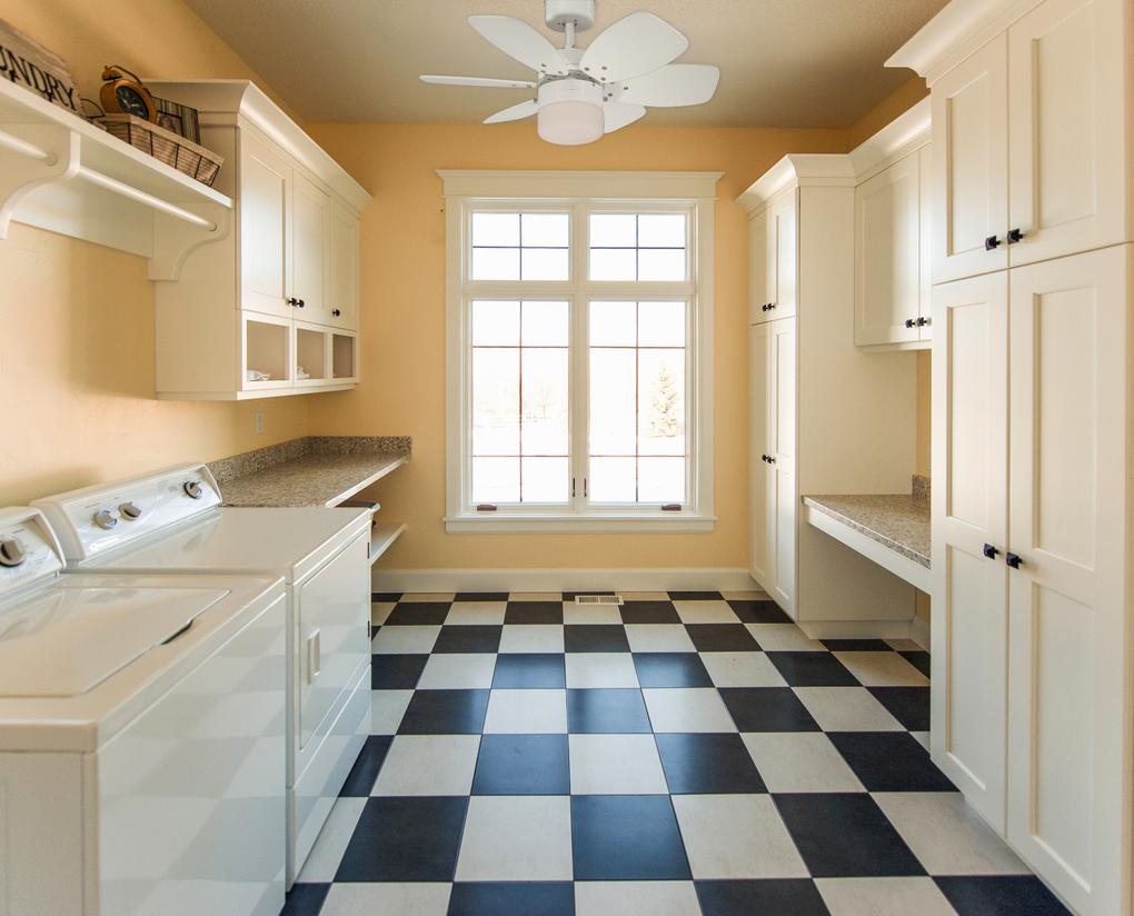 Flora Royale Ø76 Blanco De Westinghouse - Con un motor de acero al silicio silencioso (44 dB) y tres configuraciones de velocidad, puede ajustar la comodidad seg&uacute;n sea necesario, y la funci&oacute;n de inversi&oacute;n permite el uso tanto en interiores como en exteriores.