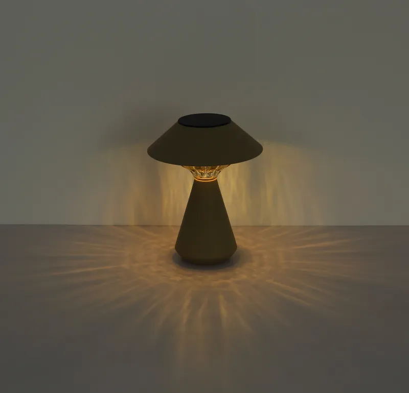 Cup LED Arena lámpara solar De Globo Lighting - Den diskreta designen sm&auml;lter in i alla milj&ouml;er och med IP44-klassning &auml;r den t&aring;lig mot v&auml;der och vind.