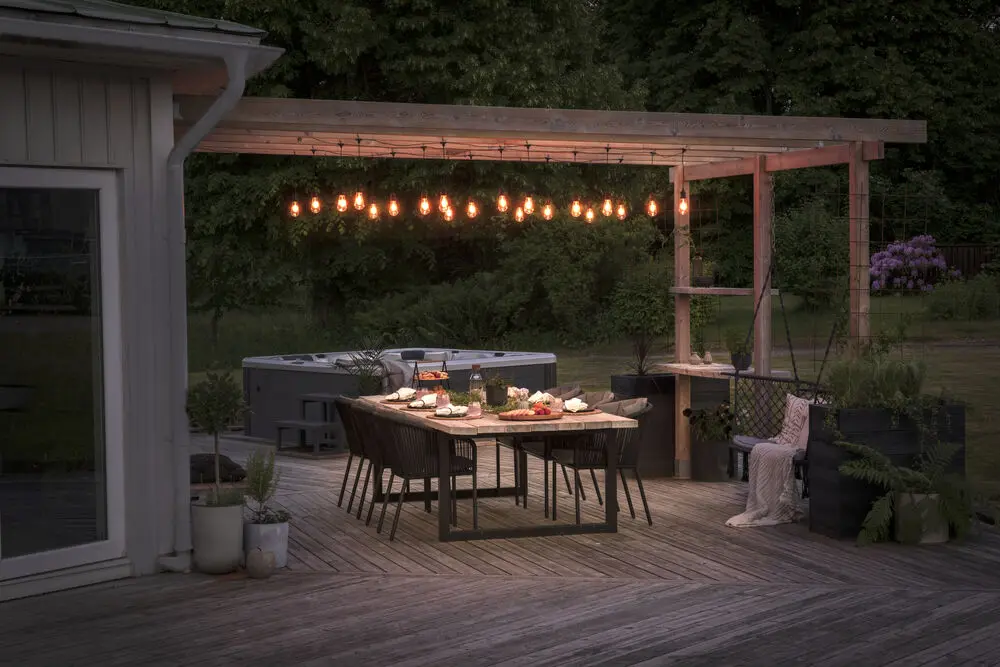 Kit De Inicio De Guirnalda De Luces Amber 10m Negro De Konstsmide - Elegantes luces de cadena con 10 bombillas LED de color &aacute;mbar (E27): perfectas para crear un ambiente acogedor en interiores o exteriores.