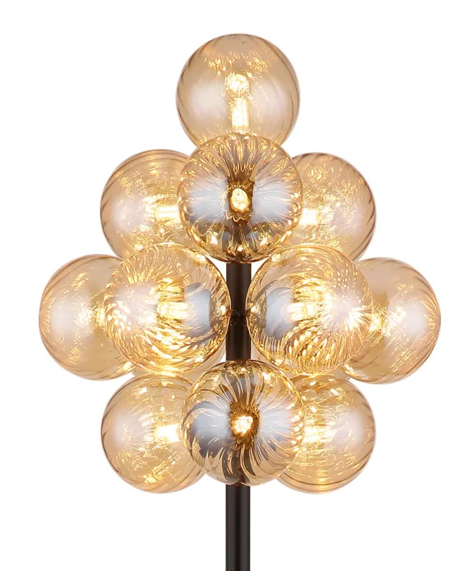 Conor Ámbar lámpara de pie De Globo Lighting - Den stilrena kombinationen av metall och glas skapar en sofistikerad och trendig look som passar perfekt i b&aring;de moderna och klassiska interi&ouml;rer.