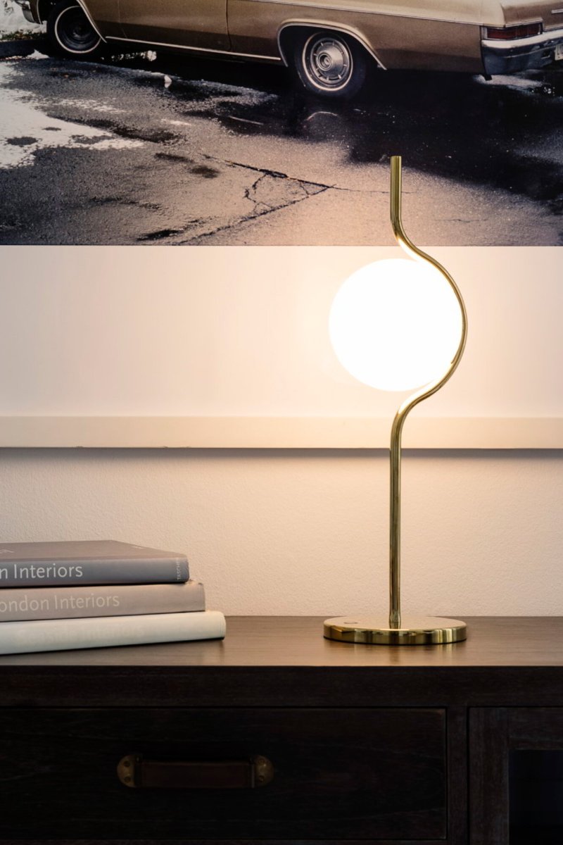 Le Vita 58cm Oro lámpara de mesa De Faro Barcelona - Esta l&aacute;mpara de mesa combina una pantalla redonda de vidrio con una fina y elegante estructura met&aacute;lica para una apariencia ligera y moderna.