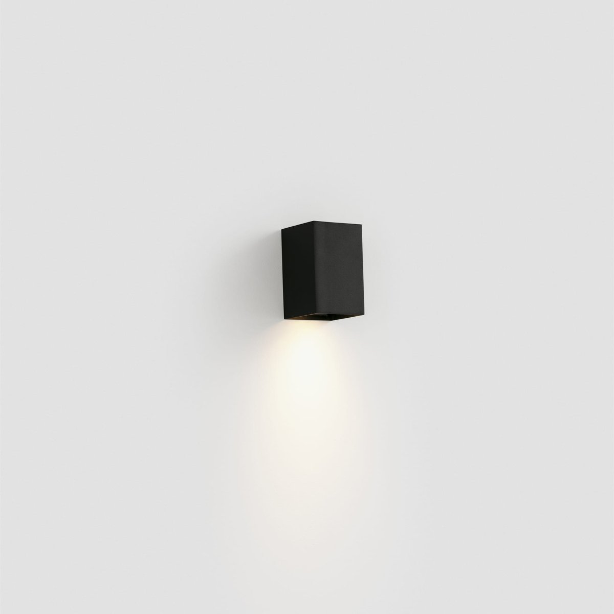Lune 10cm Negro lámpara de pared De Faro Barcelona - Lune es una l&aacute;mpara de pared cuadrada con acabado negro mate que se integra a la perfecci&oacute;n en pasillos, corredores y otras zonas de paso.