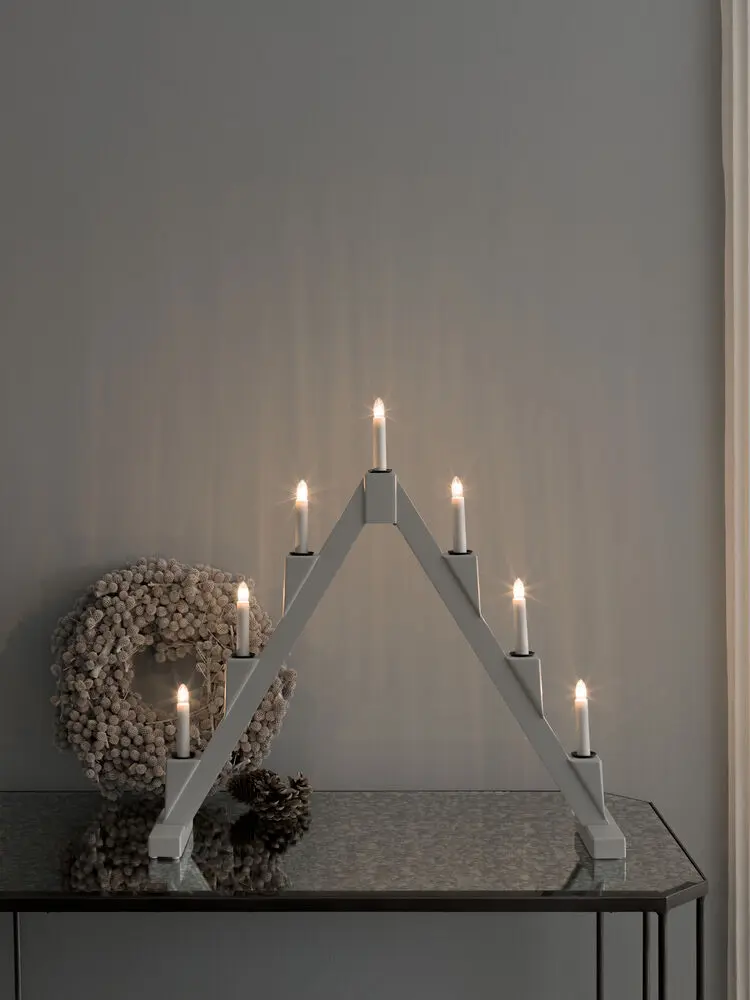 Candelabra 7 Lights Gris De Konstsmide - Candelabro el&eacute;ctrico plegable con 7 velas, fabricado en madera lacada en gris, decorado con anillos negros alrededor de cada vela para un toque elegante.