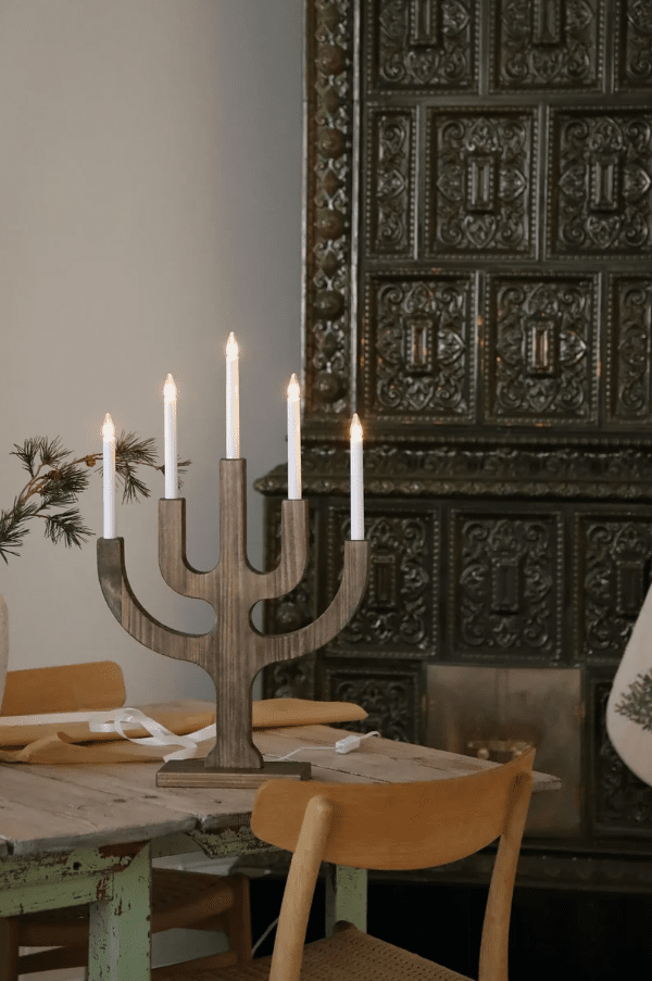 Sapin 5L Marrón De Markslöjd - Gracias a su generoso tama&ntilde;o, resulta un elemento decorativo muy atractivo, especialmente en ventanas grandes, donde las cinco velas proyectan una luz c&aacute;lida y acogedora en las oscuras noches de invierno.
