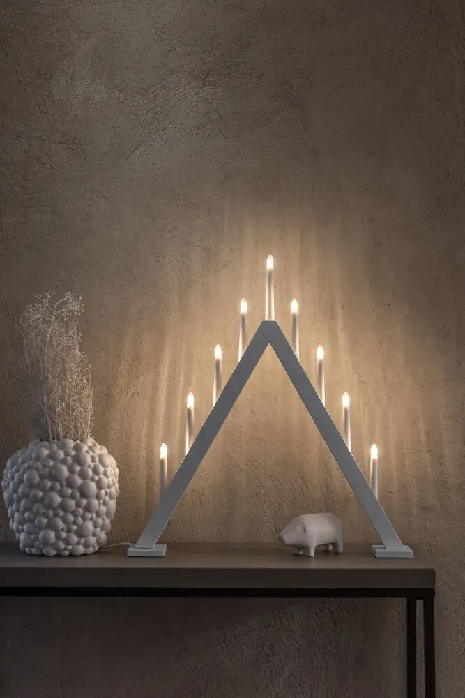 Candelabra 9 Lights Blanco De Konstsmide - Crea un ambiente navide&ntilde;o moderno y elegante con este elegante candelabro de Adviento de madera lacada en blanco.