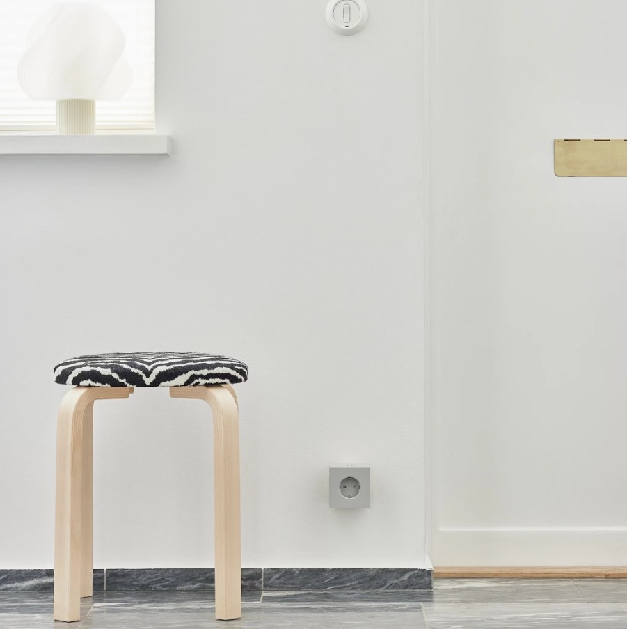 Square 2 Socket extender with 30W Dual USBC Gris De Avolt - Extensi&oacute;n de enchufe de Avolt con un dise&ntilde;o elegante, un cubo de pl&aacute;stico reciclado y una placa magn&eacute;tica en la parte inferior para colgar en la pared.