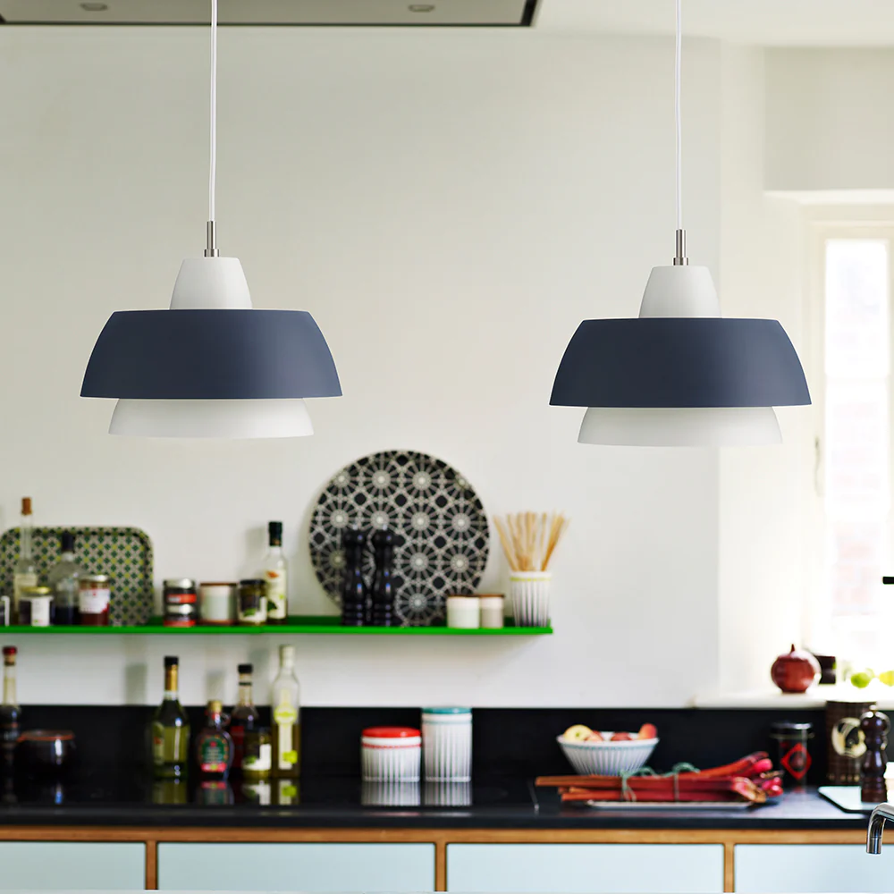 Trio Ø28 Gris oscuro Lámpas de techo De Superliving - Con la fuente de luz LED de su elecci&oacute;n obtendr&aacute; una luz suave sobre la mesa.