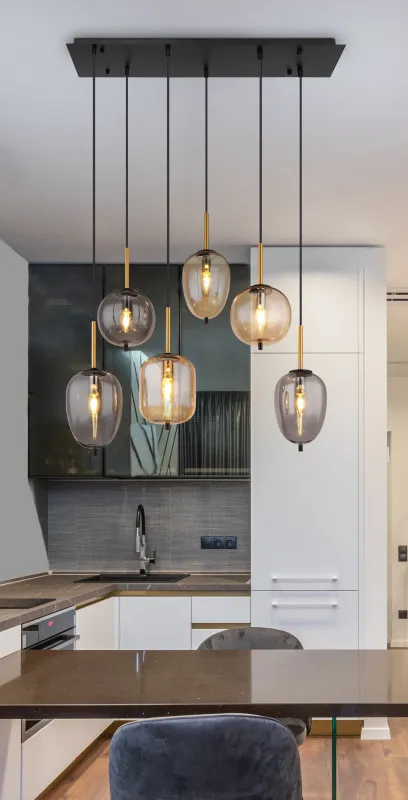 Blacky 80cm Ámbar Lámpas de techo De Globo Lighting - De sex r&ouml;k- och amberf&auml;rgade glasgloberna i olika former h&auml;nger fr&aring;n en svart, rektangul&auml;r takplatta och kan justeras upp till 120 cm fr&aring;n taket.