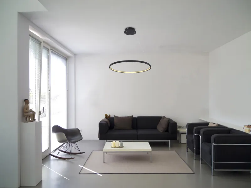Ralph Ø60 Negro Lámpas de techo De Globo Lighting - Den moderna, runda takpendeln Ralph i mattsvart &auml;r en stilren blickf&aring;ngare i ditt hem.