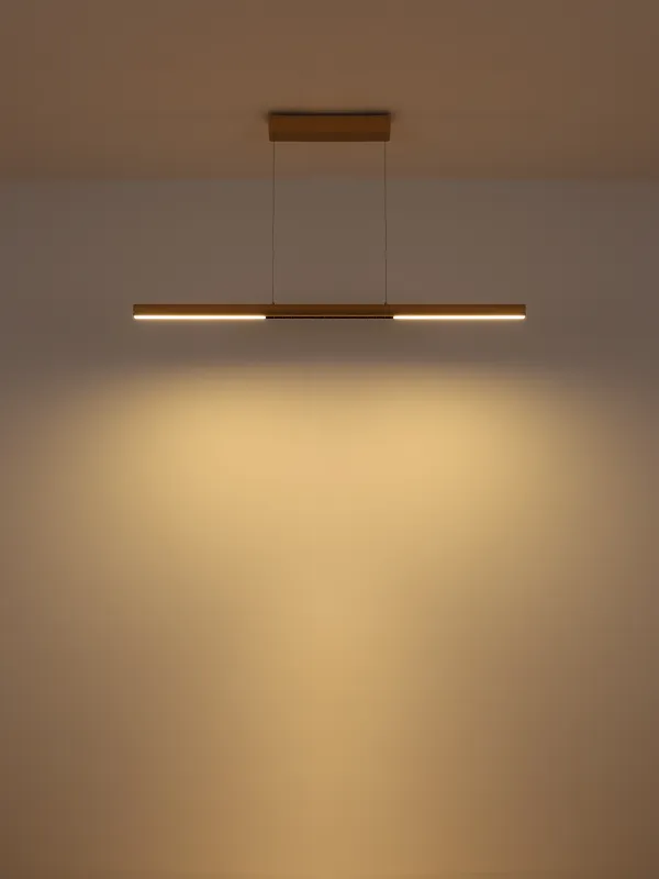 Cody 120cm Oro Lámpas de techo De Globo Lighting - Lampan &auml;r tillverkad av aluminium i en mattguld finish som ger ett elegant och tidl&ouml;st uttryck som smidigt sm&auml;lter in i olika inredningsstilar, perfekt f&ouml;r stora matbord eller k&ouml;ks&ouml;ar.