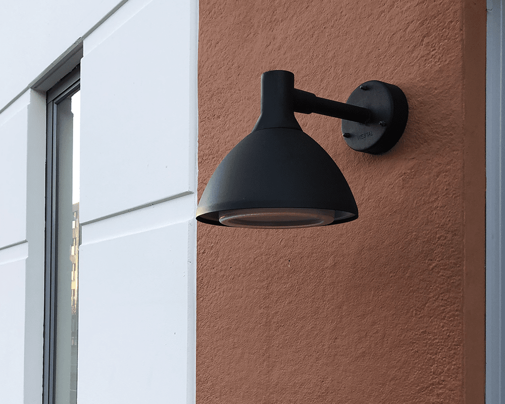 Ark Mini Negro lámpara de exterior De Westal - La lámpara de pared Ark Mini es una lámpara de pared con downlight antideslumbrante fabricada en aluminio cromado y con recubrimiento de polvo y con protección antideslumbrante de PET-G.