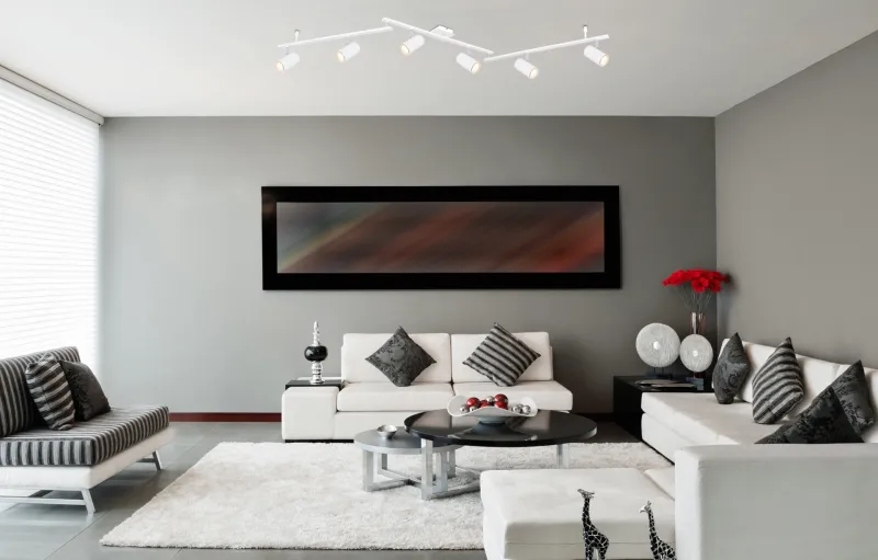 Robby 6 Blanco foco de techo De Globo Lighting - Den best&aring;r av tre metallst&auml;nger, var och en utrustad med tv&aring; vridbara GU10-socklar med metallfinish.