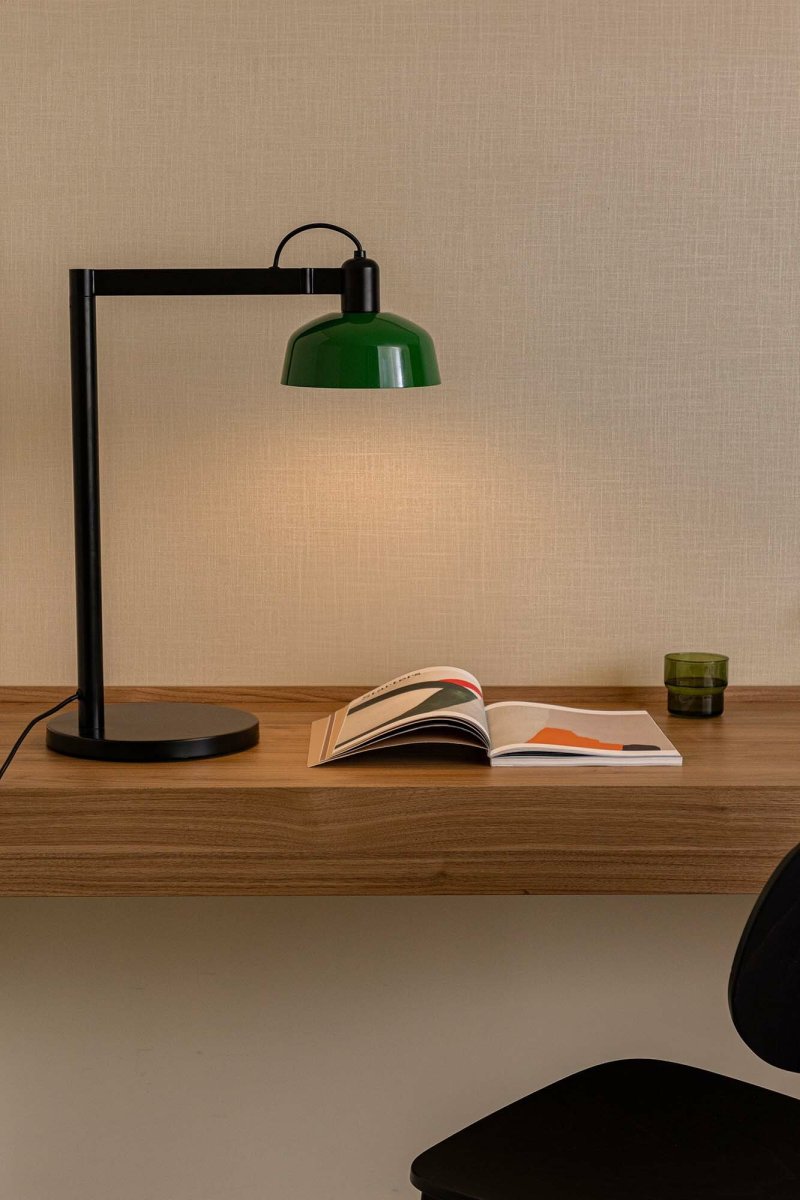 Tatawin 58cm Verde lámpara de escritorio De Faro Barcelona - Tatawin es una l&aacute;mpara de mesa con estructura negra y pantalla met&aacute;lica verde que proporciona una luz direccional y focalizada.