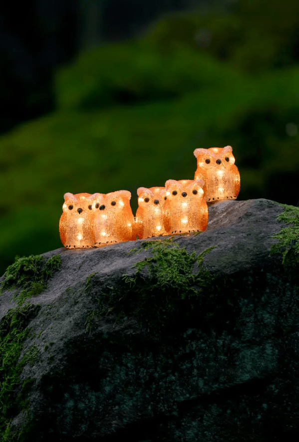 Familia De Búhos 40 LED Naranja De Konstsmide - La guirnalda de luces, hecha de resistente pl&aacute;stico acr&iacute;lico, cuenta con 40 LED de color blanco c&aacute;lido, ideales para interiores y exteriores.
