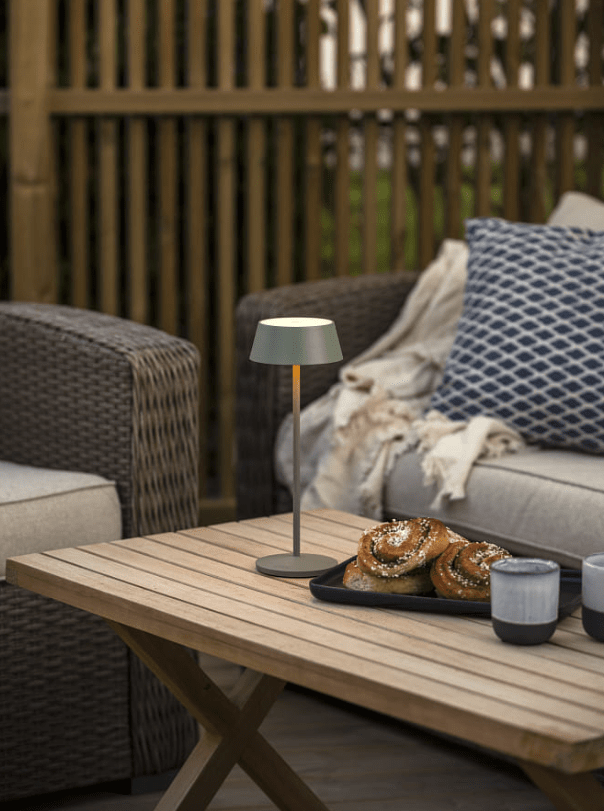 Menton 30cm Verde portátil De Konstsmide - La lámpara está equipada con un regulador táctil que le permite ajustar el brillo y la temperatura del color desde luz amarilla cálida hasta luz blanca cálida.