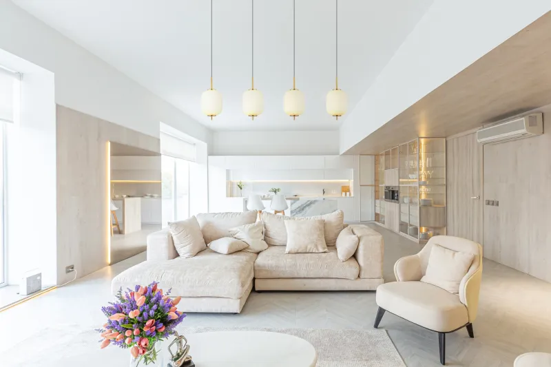 Ewald 95cm Latón Lámpas de techo De Globo Lighting - &nbsp;Lampan &auml;r tillverkad av en exklusiv kombination av m&auml;ssing, mattsvart metall och opalglas, vilket ger en sofistikerad och harmonisk k&auml;nsla.