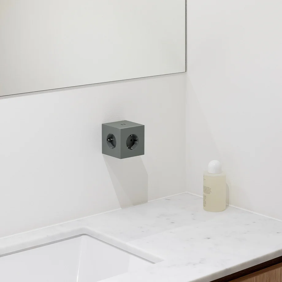 Square 2 Socket extender with 30W Dual USBC Verde De Avolt - Extensi&oacute;n de enchufe de Avolt con un dise&ntilde;o elegante, un cubo de pl&aacute;stico reciclado y una placa magn&eacute;tica en la parte inferior para colgar en la pared.