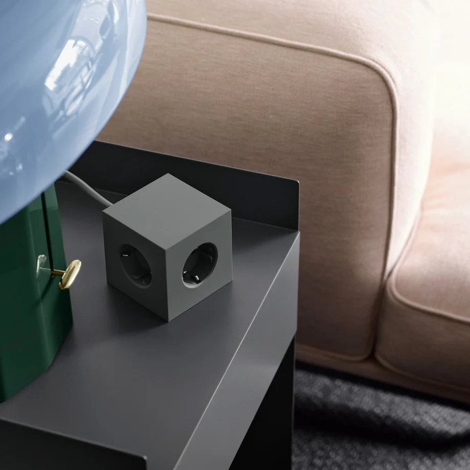 Square 1 with 30W Dual USBC & Magnetic base, 3m Verde De Avolt - Regleta de enchufes de dise&ntilde;o elegante de Avolt con un cable largo de PVC, un cubo de pl&aacute;stico reciclado y una placa magn&eacute;tica en la parte inferior para colgar en la pared.