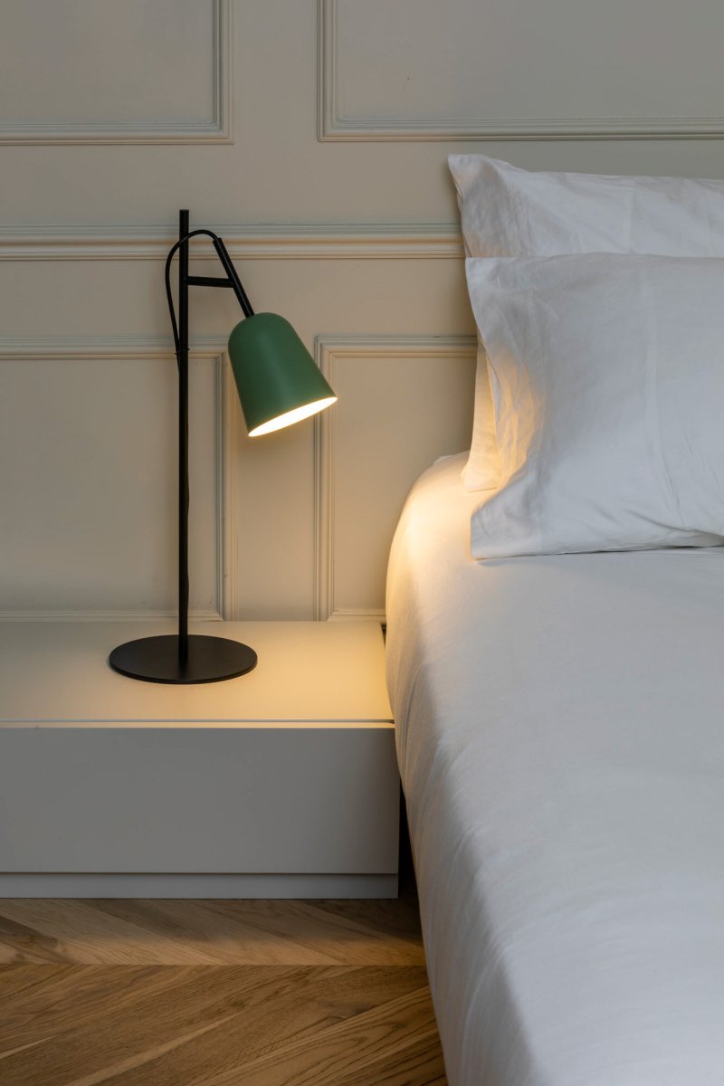 Studio 55cm Verde lámpara de escritorio De Faro Barcelona - Studio es una elegante l&aacute;mpara de mesa de Nahtrang, inspirada en el ic&oacute;nico dise&ntilde;o de los a&ntilde;os 50, reinterpretada con simplicidad moderna.